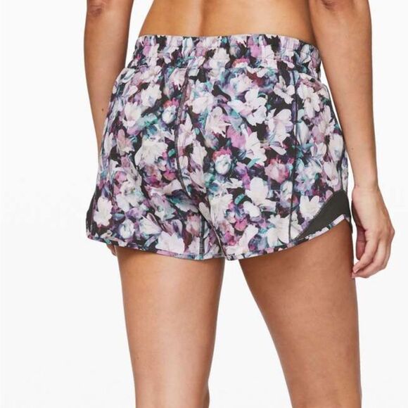 Lululemon Hotty Hot Short II *2.5" - Picture 7 of 7